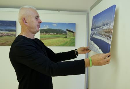 TINE ŠUBIC POSTAVITEV RAZSTAVE 01 FOTO LJUBO VUKELIČ
